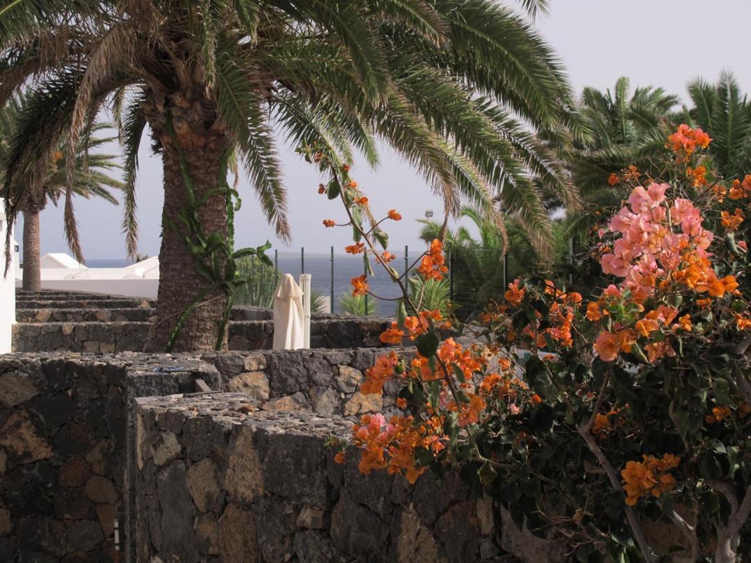 Bungalow Goa Pool View, Playa Roca Residence Sea Front Access - Free Ac - Wifi Costa Teguise Exterior foto